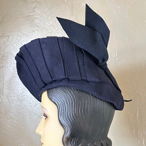 STRIKING 1940s\' NAVY FELT BERET WITH INTRICATE STRIPS + RED/BLACK FEATHERS & BOW main image 12